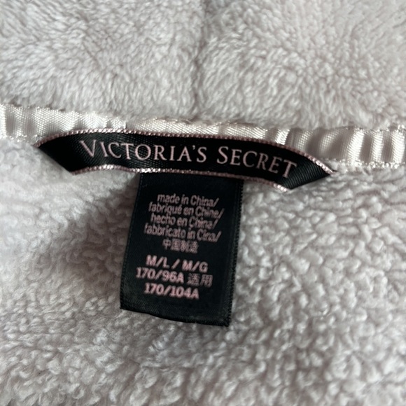 Victoria’s Secret Short Cozy Robe Light Pale Pink Black Logo Plush M/L FLAWS - Picture 12 of 13